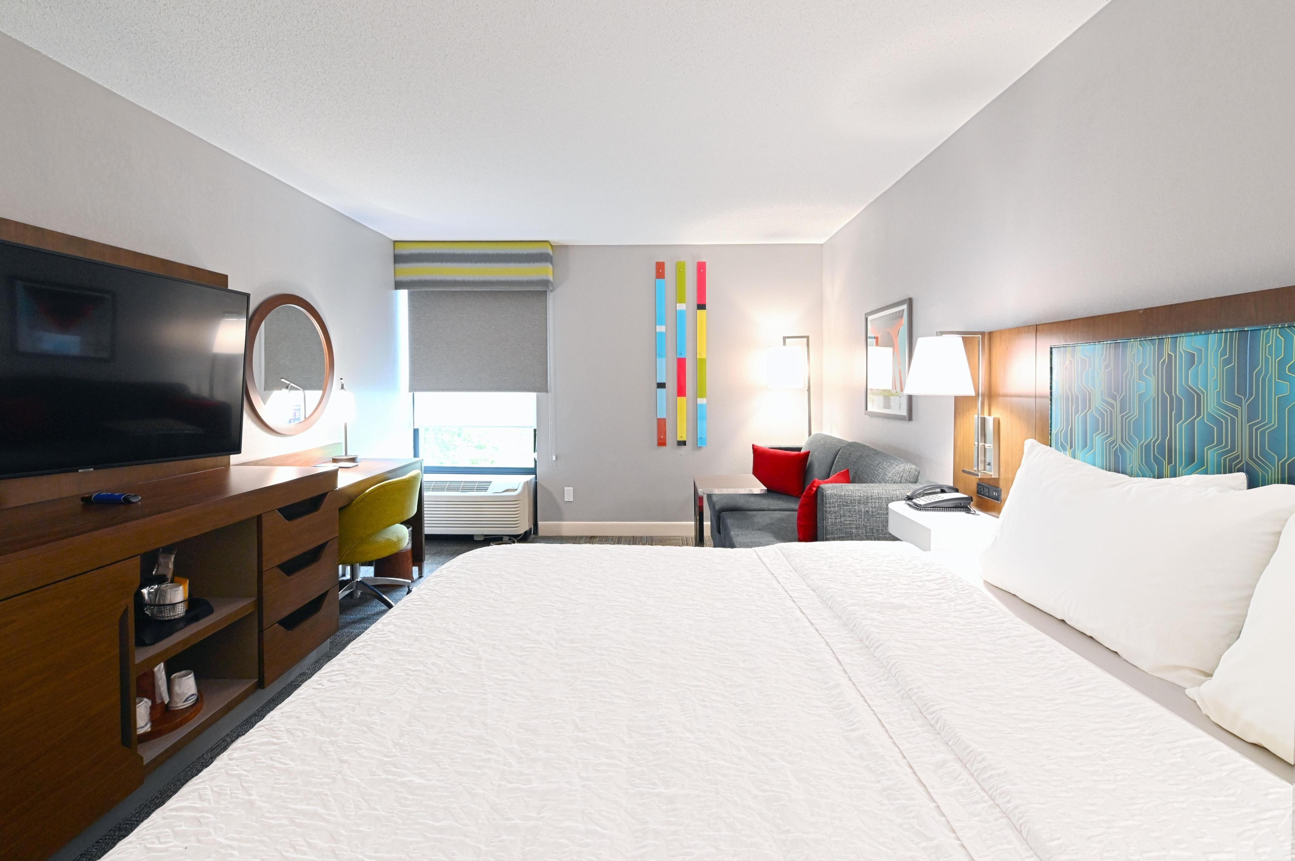 Hampton Inn Richmond West Room Type - 1 KG HEARING ACC W SOFABED