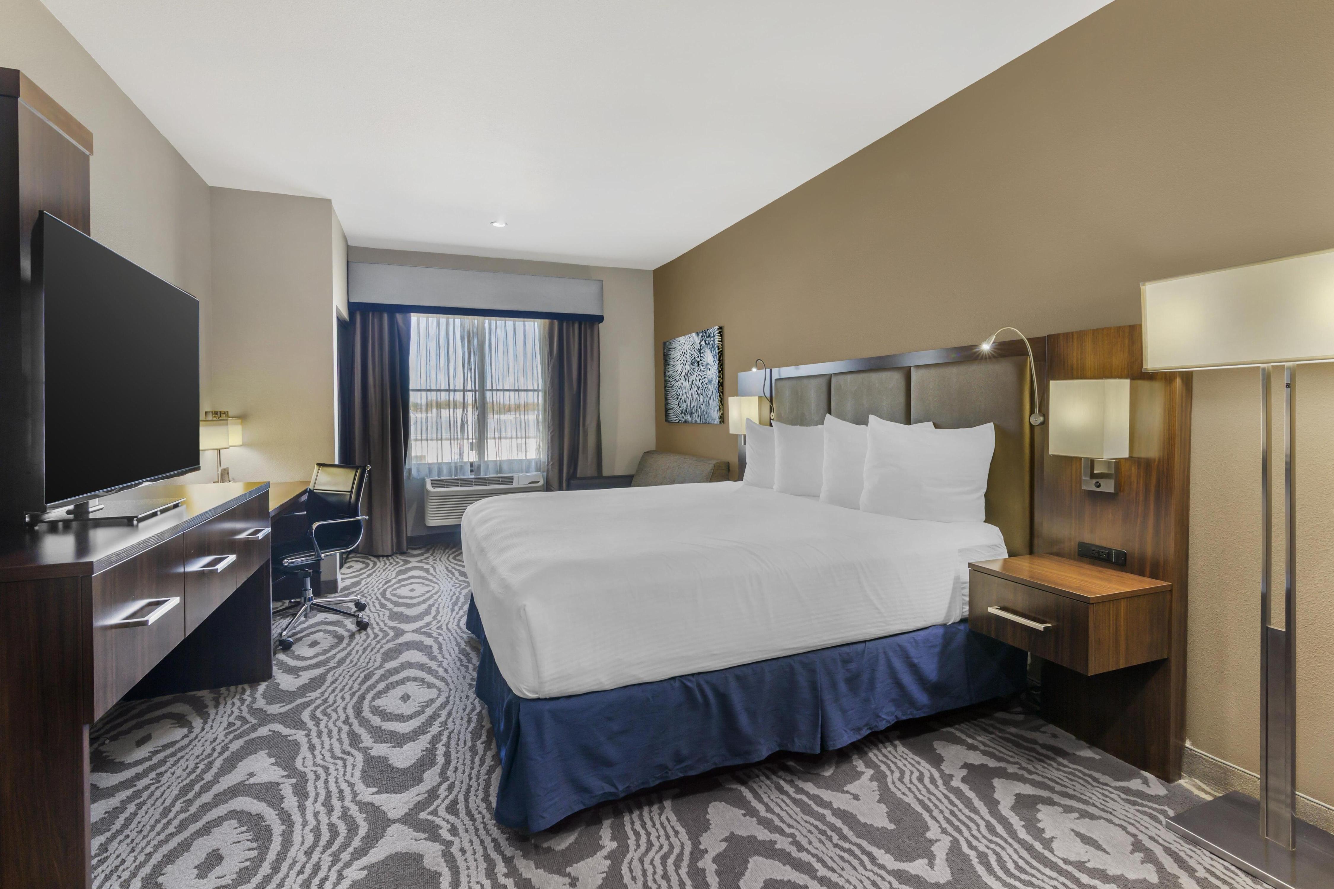 Best Western Plus Williston Hotel & Suites Room Type - Accessible - Suite King Bed, Mobility Accessible, Communication Assistance, Bathtub, Sofabed For One