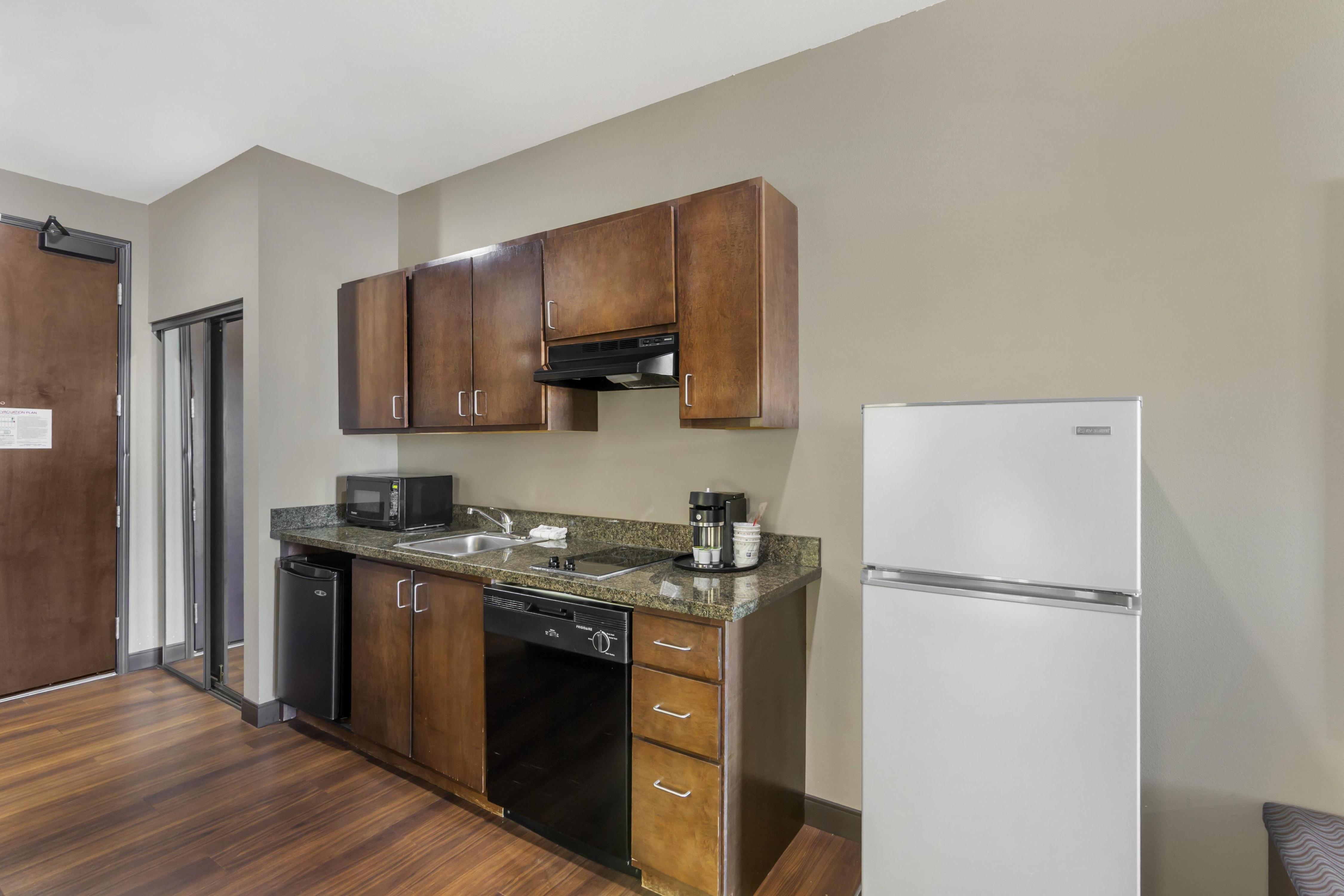 Best Western Plus Williston Hotel & Suites Room Type - Suite-1 King Bed, Non-Smoking, Sofabed For One Person, Microwave And Refrigerator, Full Breakfast