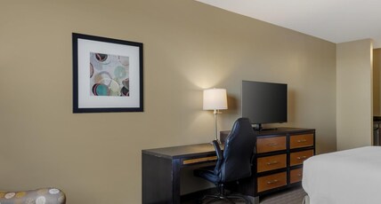 Best Western Plus Moose Jaw Room Type - 2 Queen Beds, Non-Smoking, Sofabed, Work Desk, Microwave And Mini-Refrigerator, Wi-Fi, Full Breakfas Best Western Plus Moose Jaw Room Type - 2 Queen Beds, Non-Smoking, Sofabed, Work Desk, Microwave And Mini-Refrigerator, Wi-Fi, Full Breakfas