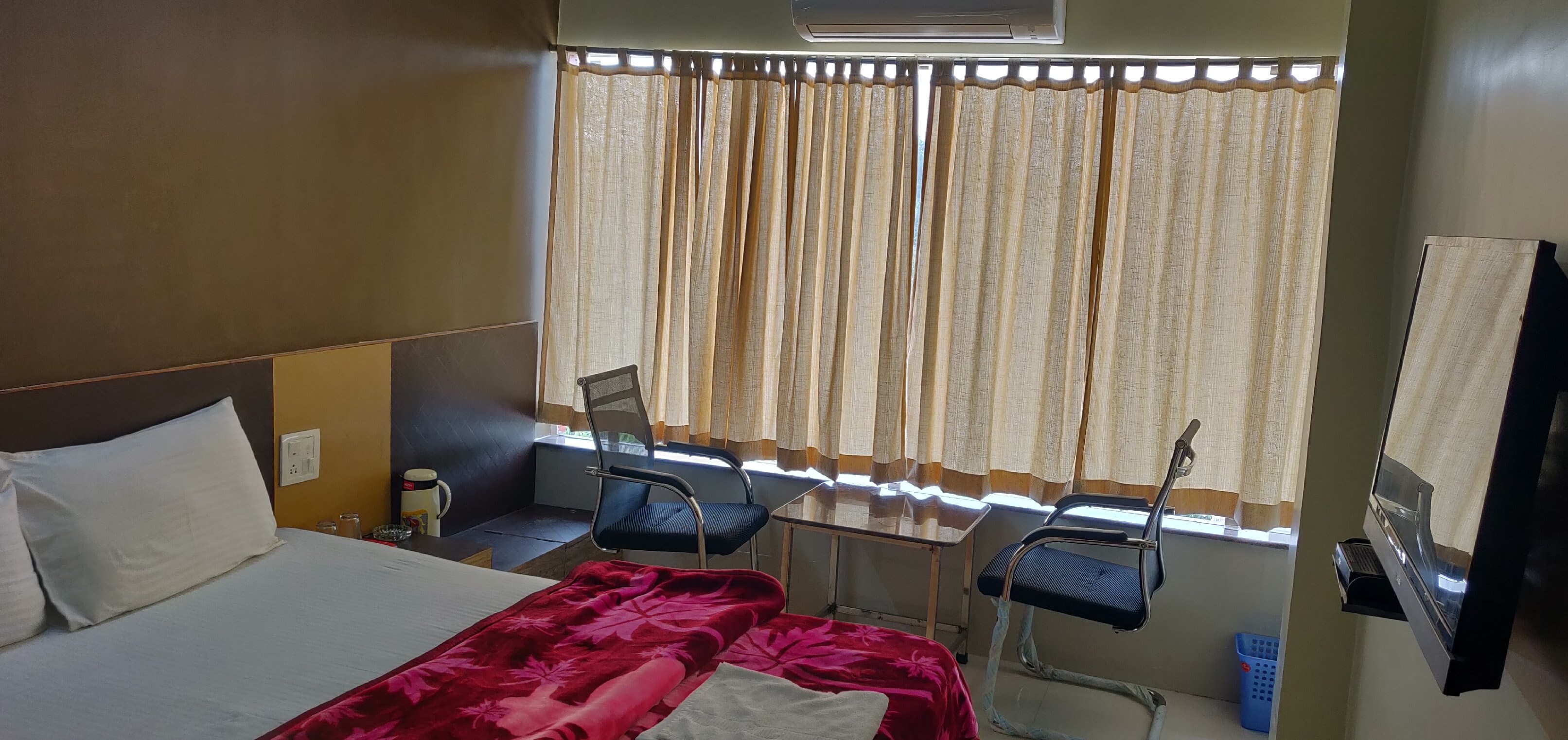 Hotel Manas - Tap to explore photos