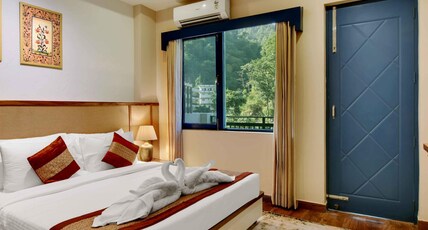 Tiaraa Lite  A Ganges Retreat Room Type - Heritage Room with Living room and balcony with city view