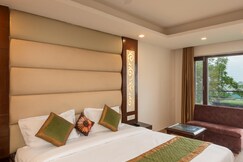 Hotel 30 Degree Mussoorie - On Mall Road with Parking