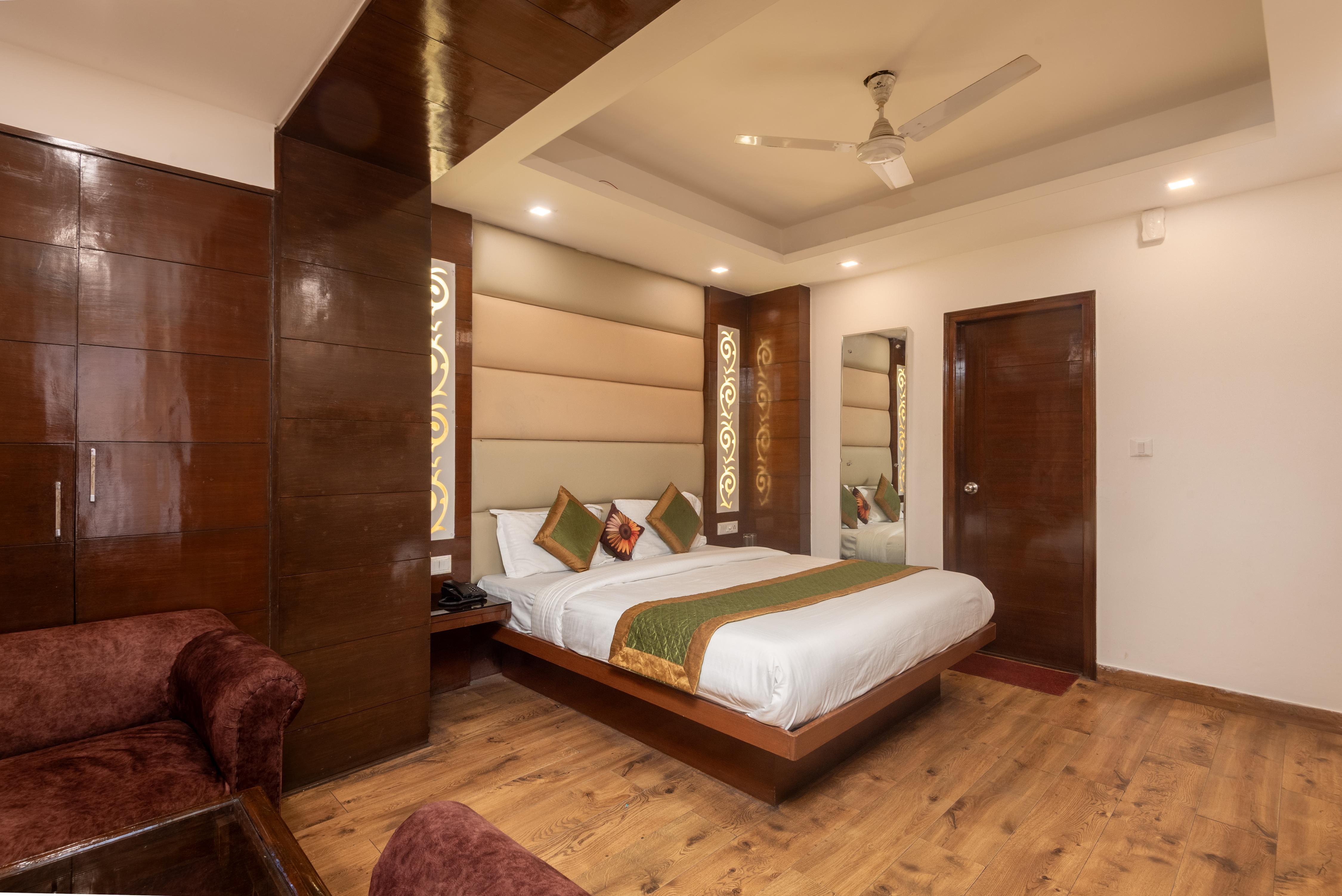 Hotel 30 Degree Mussoorie - On Mall Road with Parking Room Type - Deluxe room