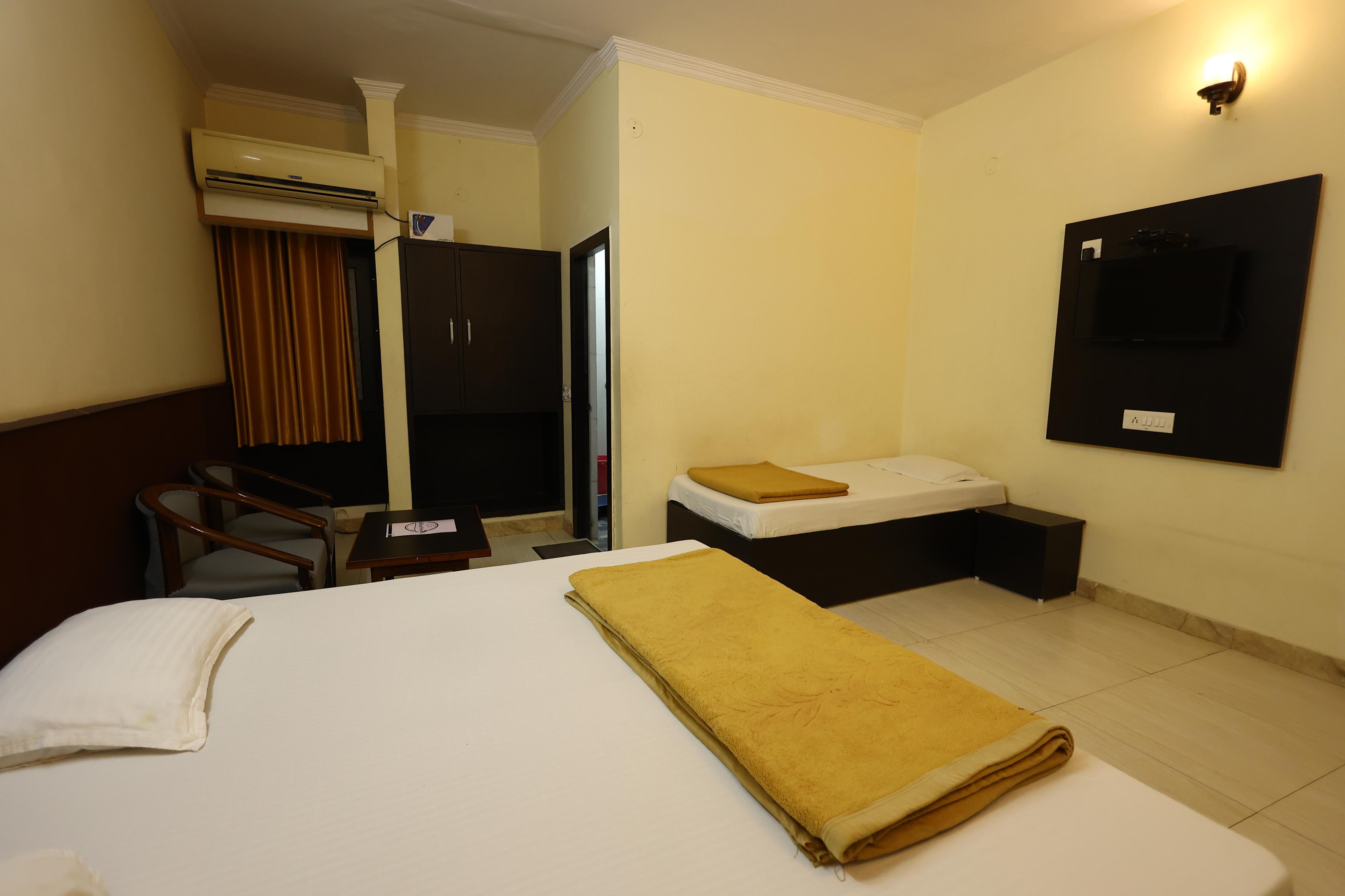 Hotel Moksha (500m From Ram Jhula) - Tap to explore photos