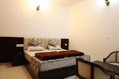 Hotel Moksha (500m From Ram Jhula)