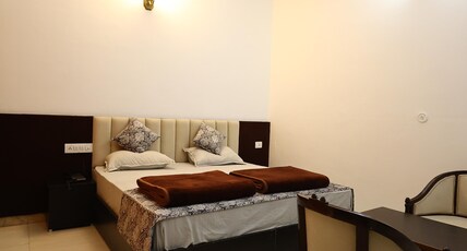 Hotel Moksha (500m From Ram Jhula) Room Type - Executive Suite with Balcony