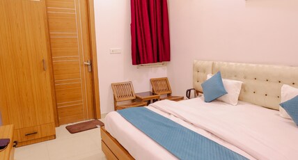 Little Pink Homestay | Rooms & Caretaker Room Type - Deluxe Double Room