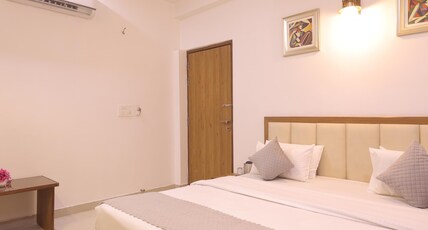 Little Pink Homestay | Rooms & Caretaker Room Type - Luxury Double Room
