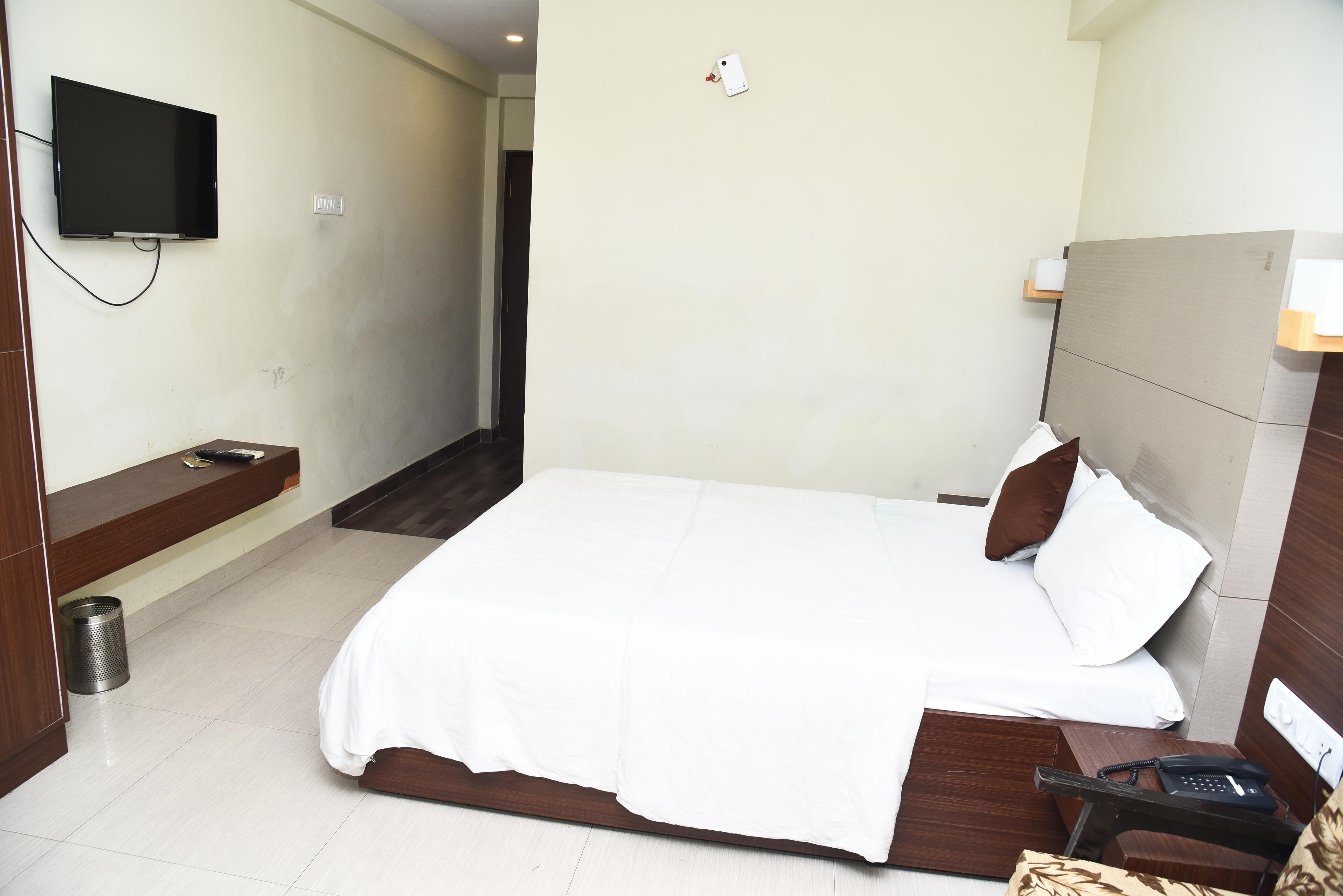 HOTEL MARS - Tap to explore photos