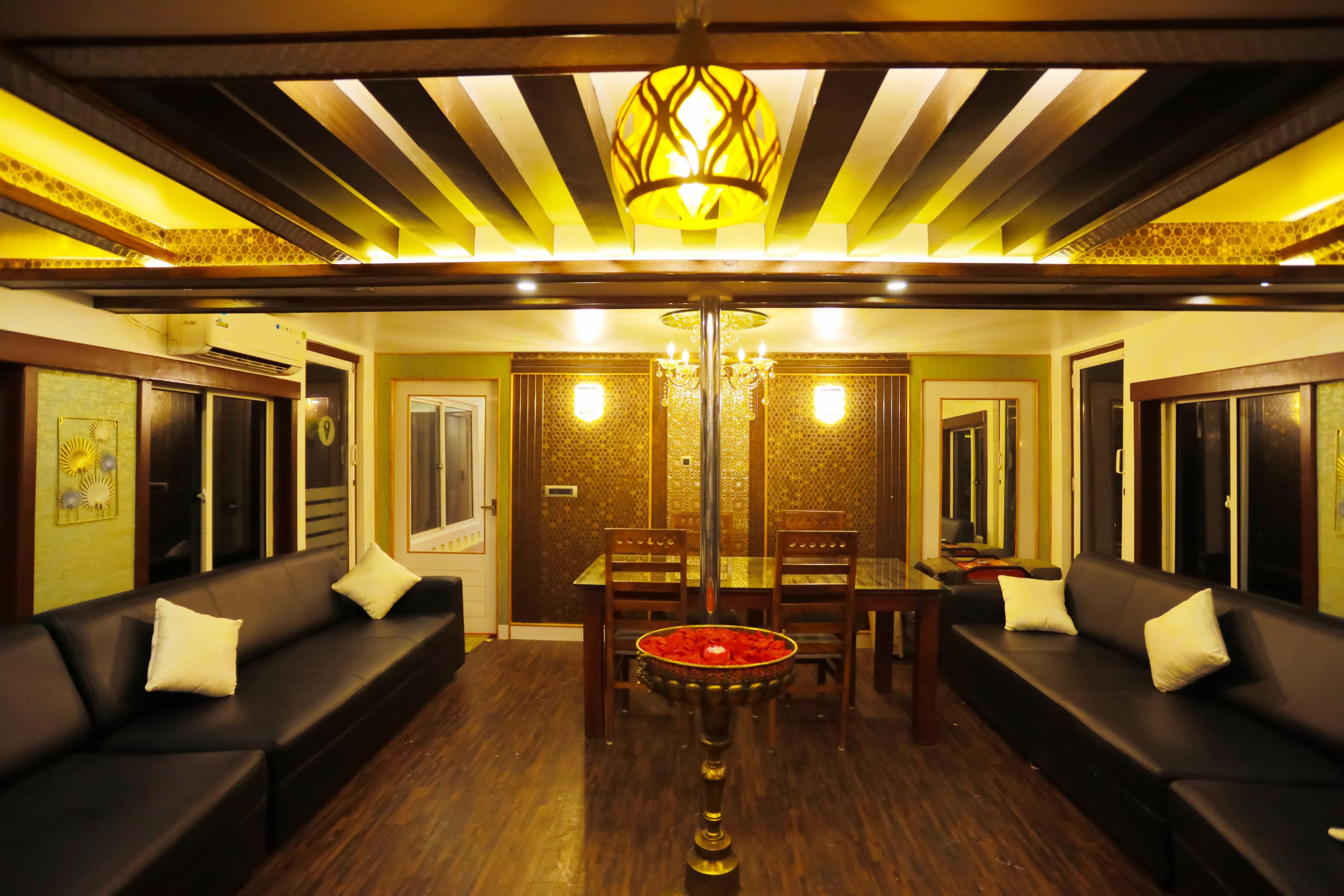 India Vacationz Houseboat - Tap to explore photos