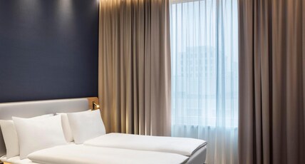 Holiday Inn Express Munich City West Room Type - Queen Standard Room-with 1 Sofa Bed