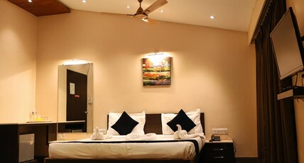 Hotel Strawberry Inn Room Type - Deluxe AC king Room