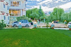 Royal Jardin Whistling Pines Resort