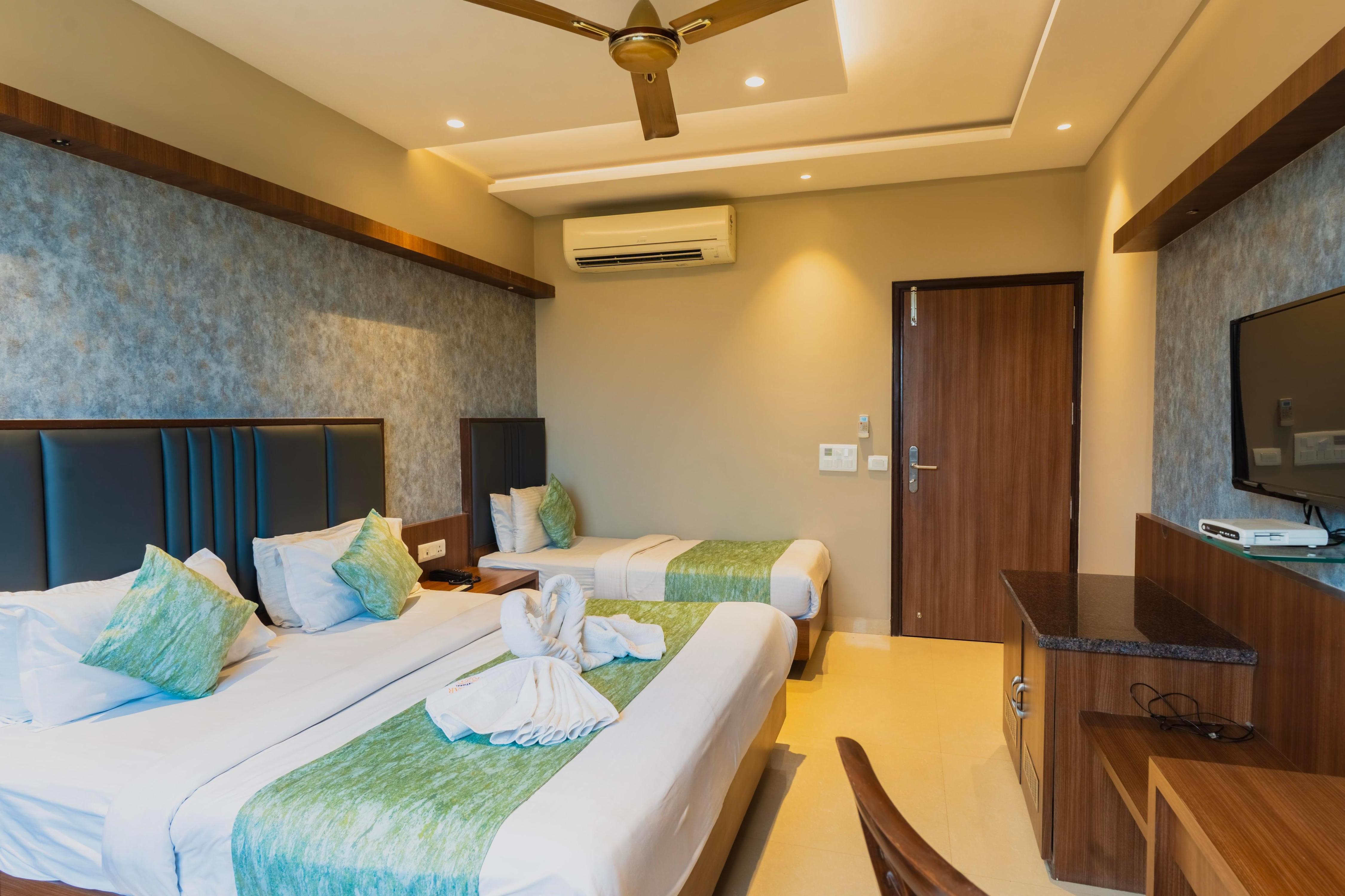 Hotel Amritsar International Room Type - Deluxe Triple Bed Family Room with Work Desk