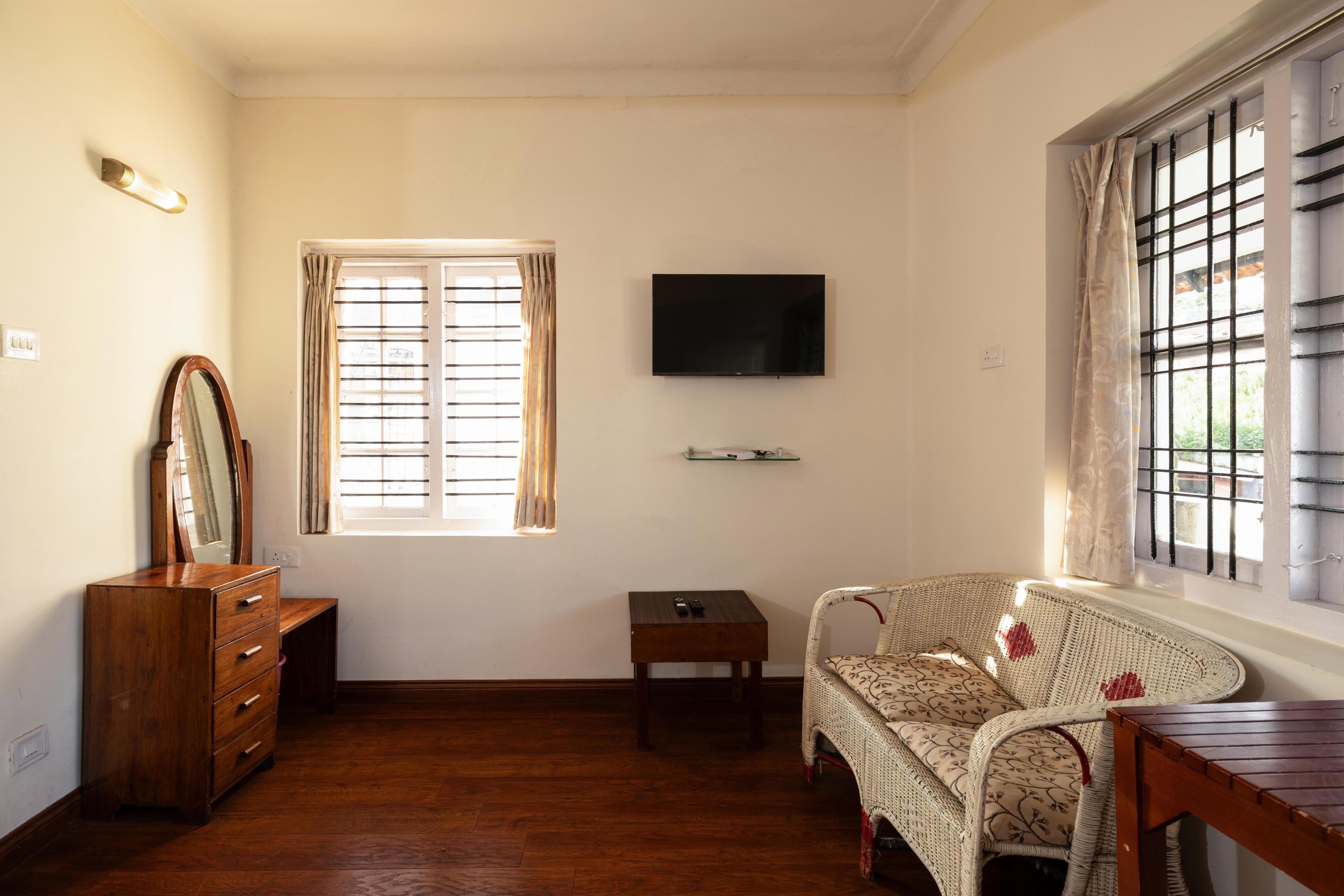 Colonels Inn Villa | Rooms & Caretaker - Tap to explore photos