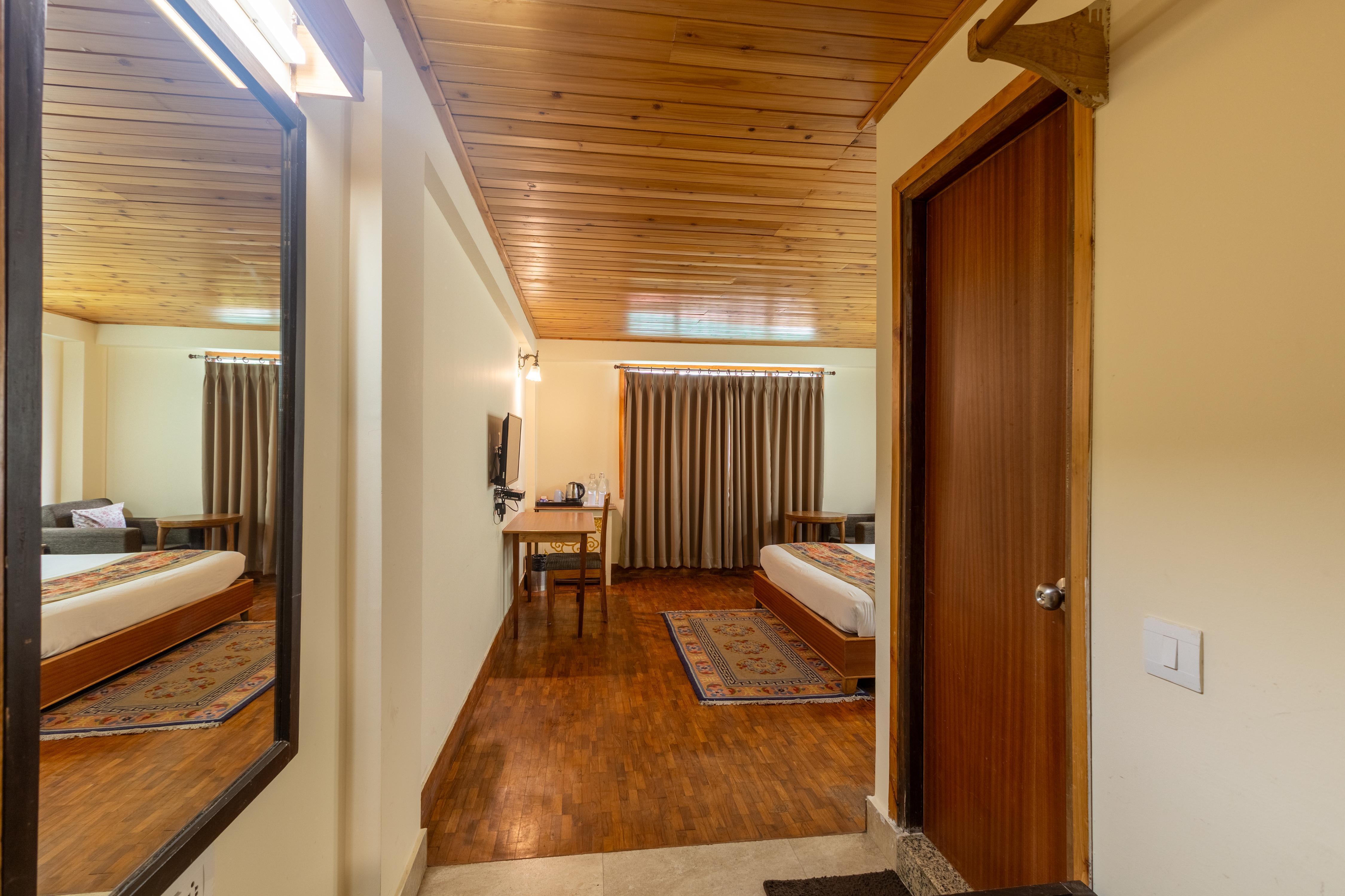 Magpie Chestnut Resort Pelling - Tap to explore photos