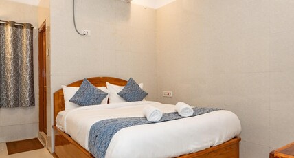 Hotel Arya Grand Room Type - Deluxe Double Bed AC