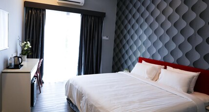 Cenang Plaza Beach Hotel Room Type - Deluxe Street Facing King Bed Cenang Plaza Beach Hotel Room Type - Deluxe Street Facing King Bed
