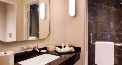 DLF CLUB 4 - Galleria Market Room Type - Premium Room without Balcony