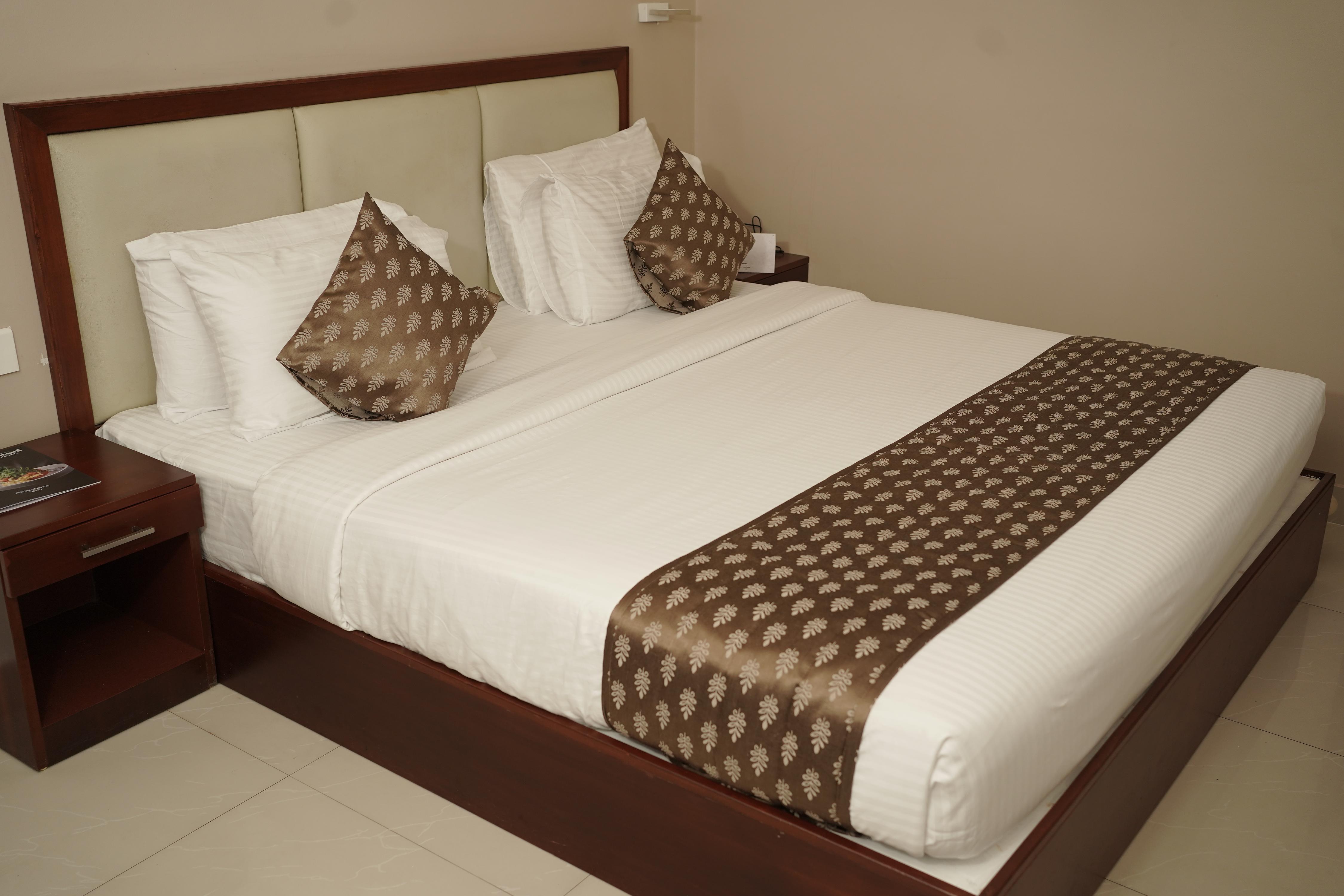 QUEENS HOTEL Room Type - Deluxe Room.