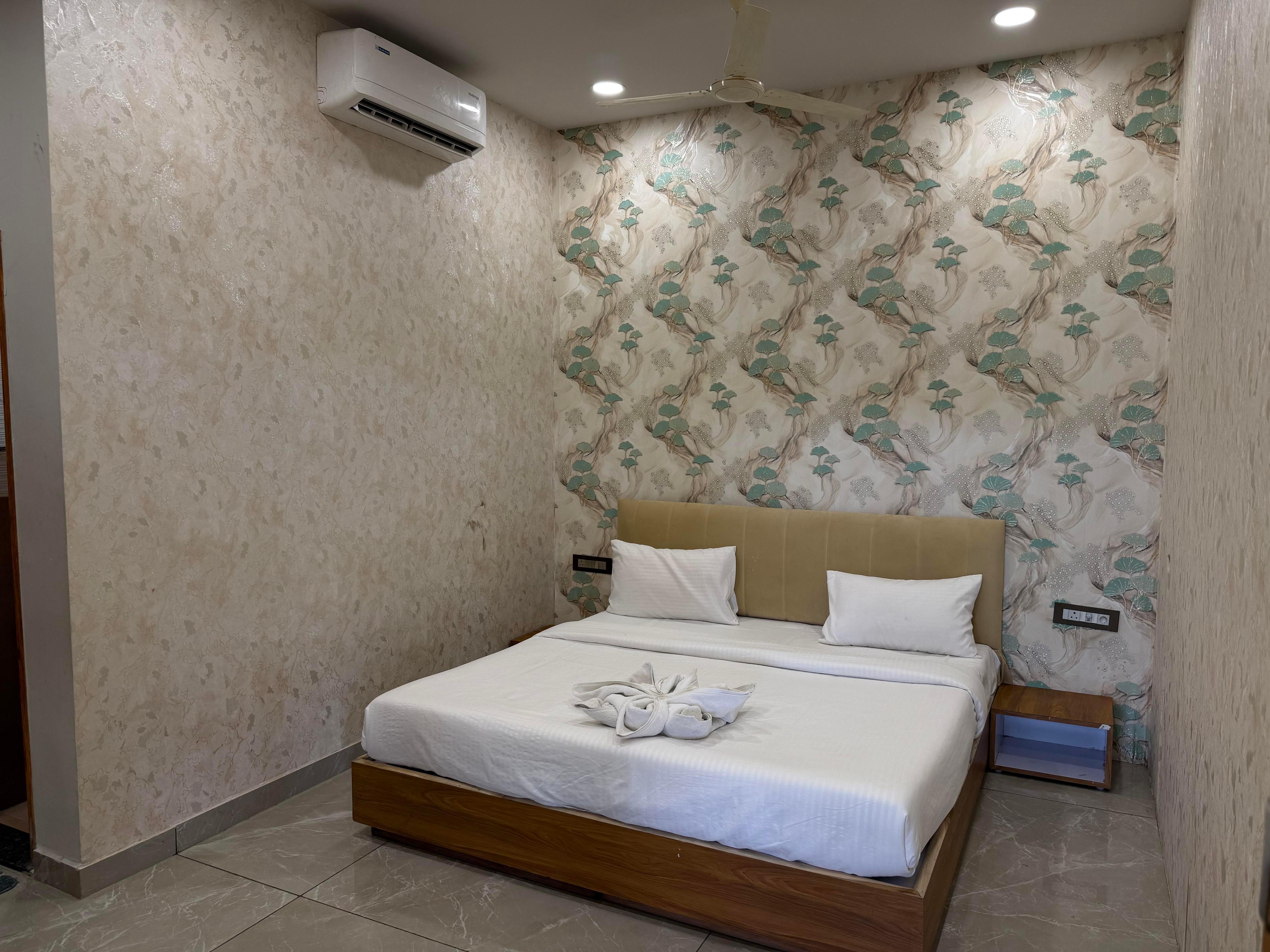 Shubh Kaaraj And Silver Oak Vatika Room Type - Deluxe Room