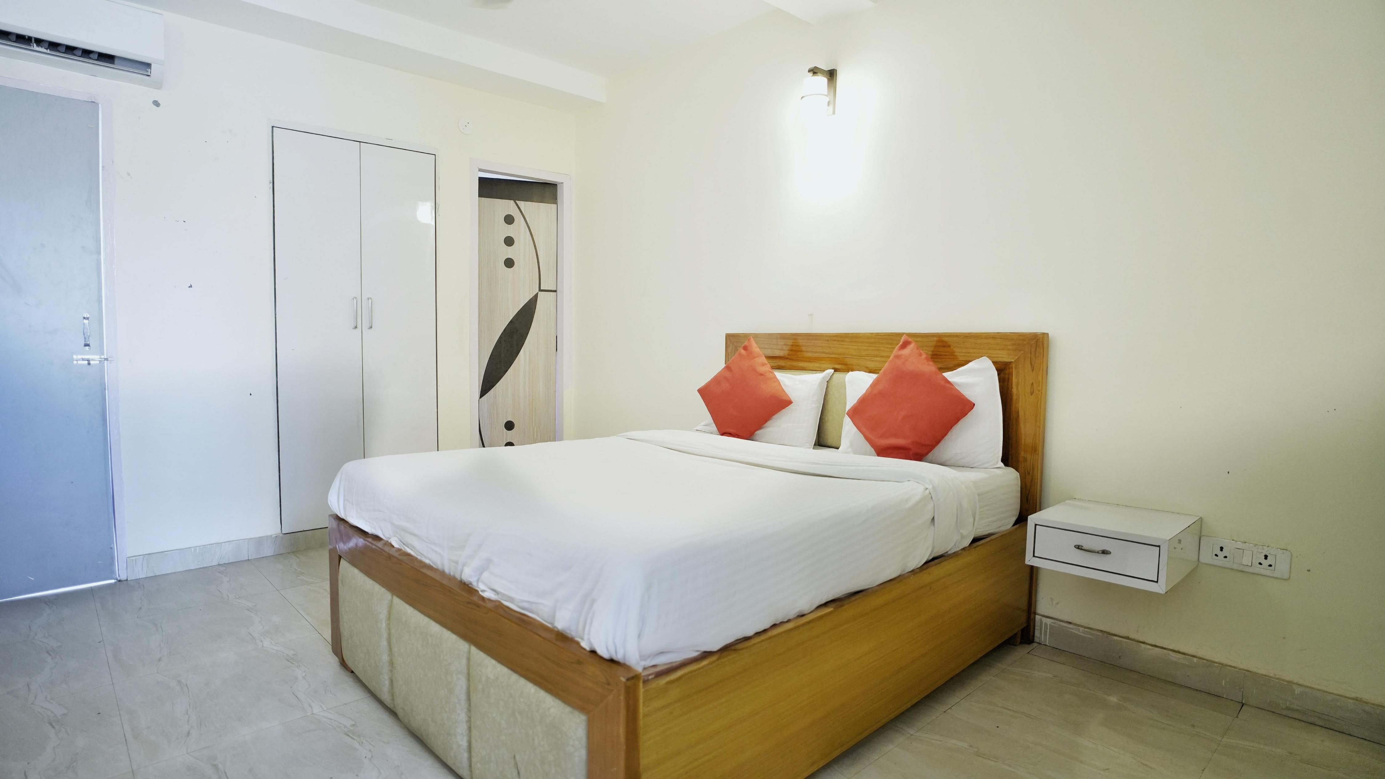 ASHU VILLA near Maharani Bagh - Tap to explore photos