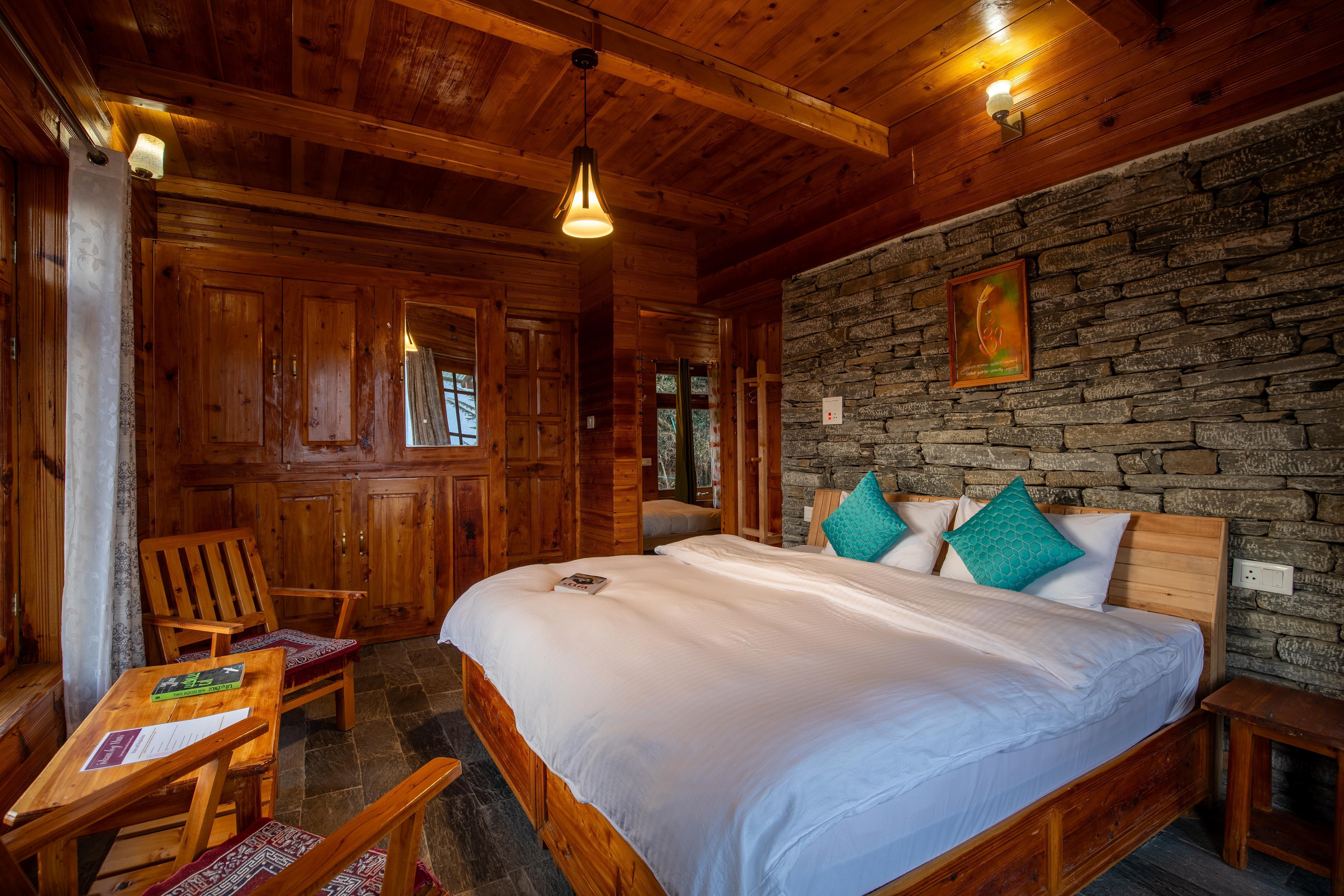 Ishan Log Hut Room Type - Super Deluxe Bed Room With Garden And Snow Capped Thirthan Range Mountain Ishan Log Hut Room Type - Super Deluxe Bed Room With Garden And Snow Capped Thirthan Range Mountain