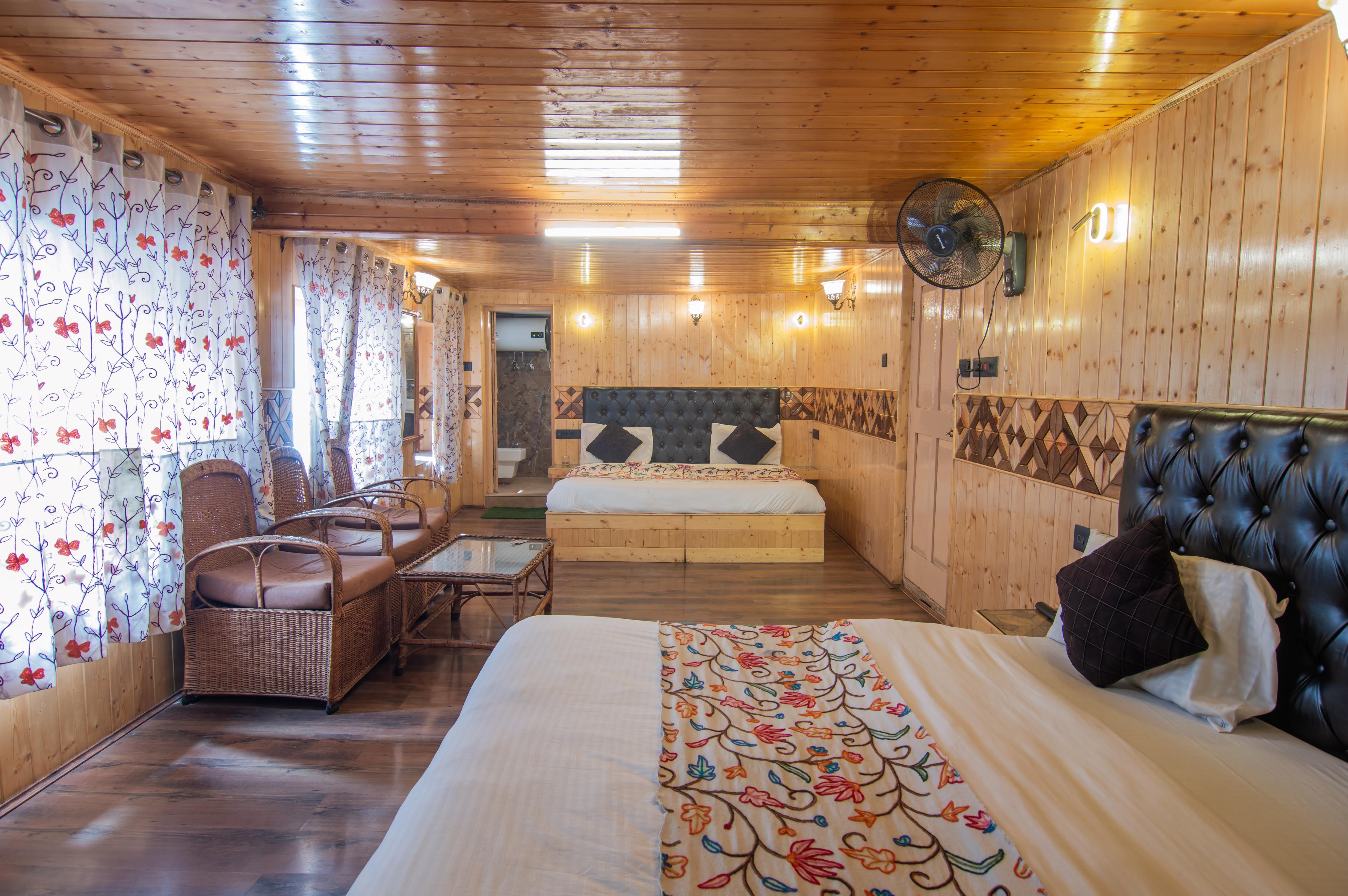 Kashmir House Pahalgam Room Type - Deluxe family room