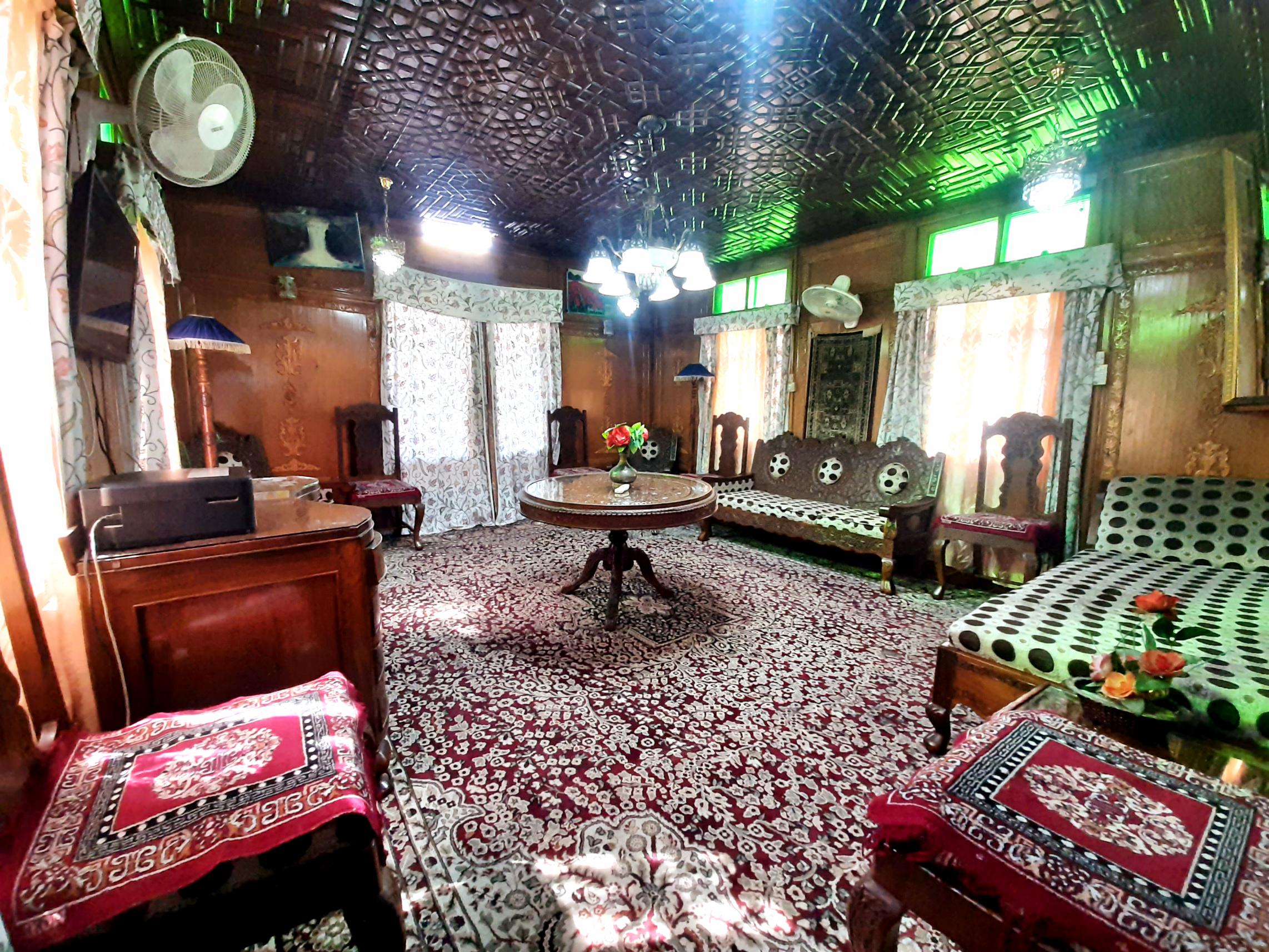 Heritage Shreen Houseboat - Tap to explore photos