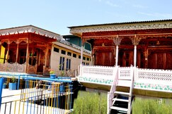 Heritage Shreen Houseboat