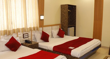 Hotel Om International @Paharganj Room Type - FOUR BED DELUXE BED ROOM