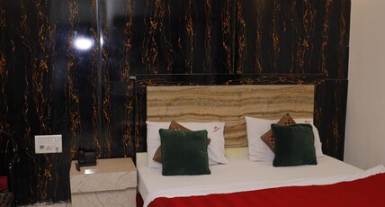 Hotel Om International @Paharganj Room Type - Small Double Bed Room