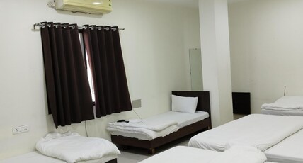 Hotel Shree Aaradhy Room Type - Dormitory For 10 Person