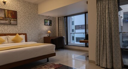 Pride Biznotel Alkapuri Room Type - Suite Room with Balcony