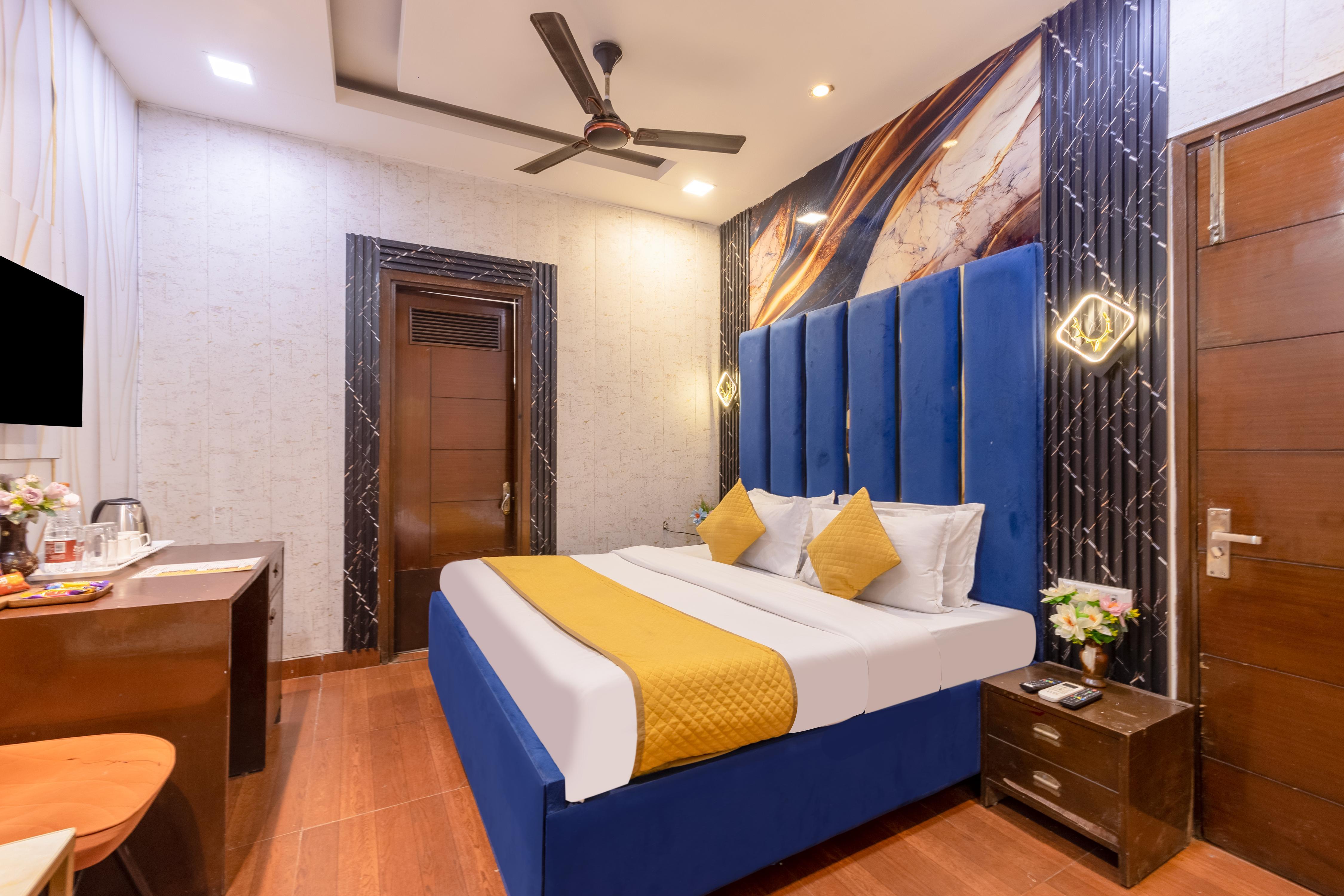 SBS Hotel Underbridge Maharani Bagh Room Type - Deluxe Room