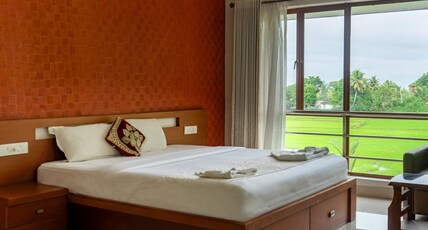 Captains Cabin, Alleppey- A Premium Backwater Mansion Room Type - Paddy View 