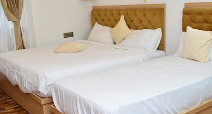 Hillington Cottage | Rooms & Suites Room Type - Family Room with 5 Bed