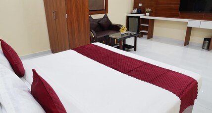 Hotel Roshan - 3 Min Walk To Godowliya. Room Type - Executive Suite