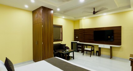 Hotel Roshan - 3 Min Walk To Godowliya. Room Type - Executive Suite