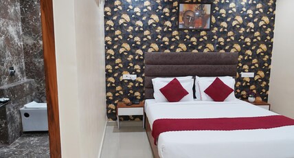 Hotel Roshan - 3 Min Walk To Godowliya. Room Type - Superior Room