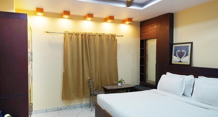 Hotel Roshan - 3 Min Walk To Godowliya. Room Type - STANDARD