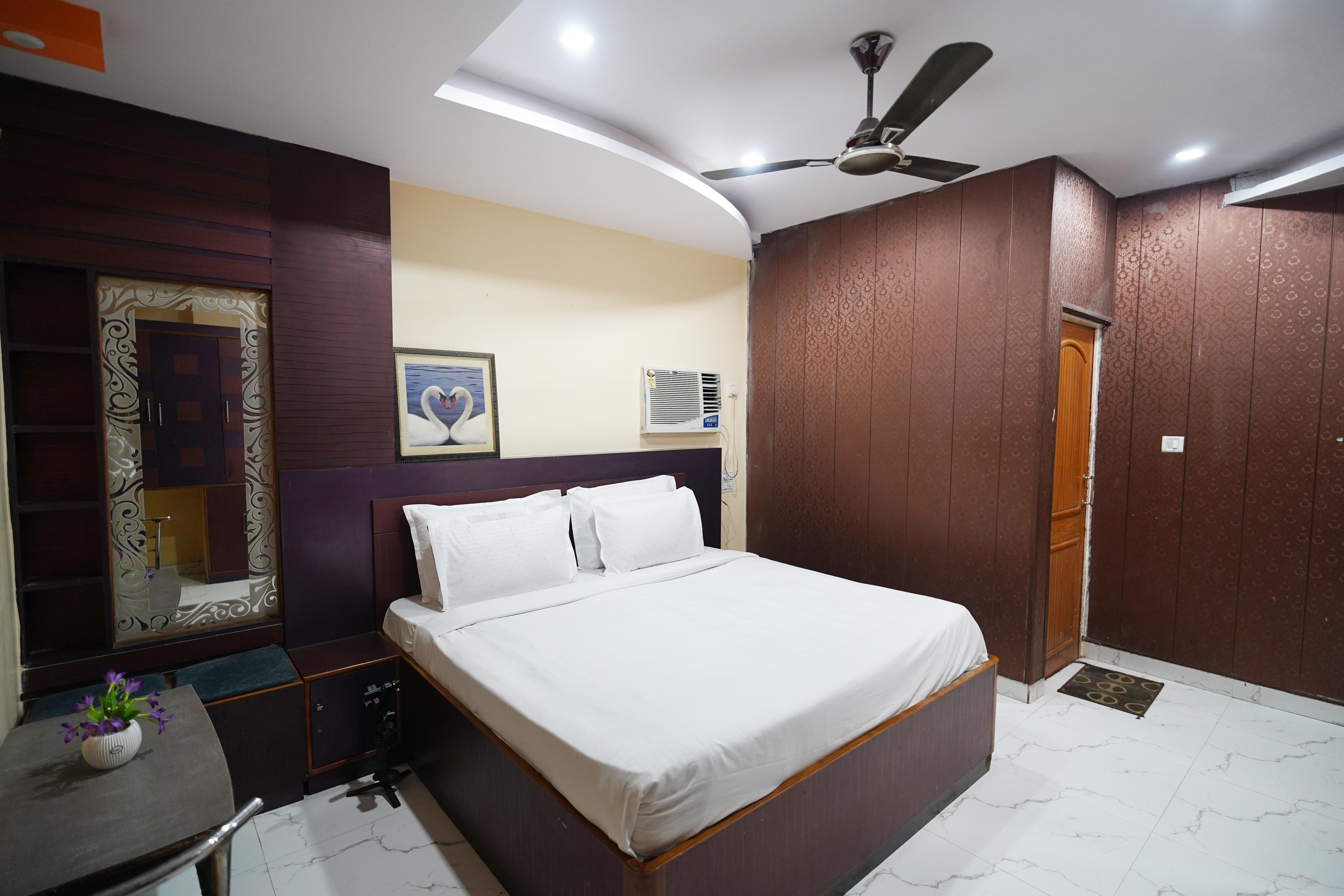 Hotel Roshan - 3 Min Walk To Godowliya. - Tap to explore photos