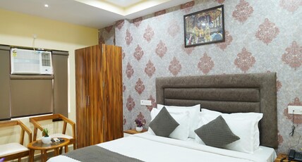 Hotel Roshan - 3 Min Walk To Godowliya. Room Type - Deluxe Room
