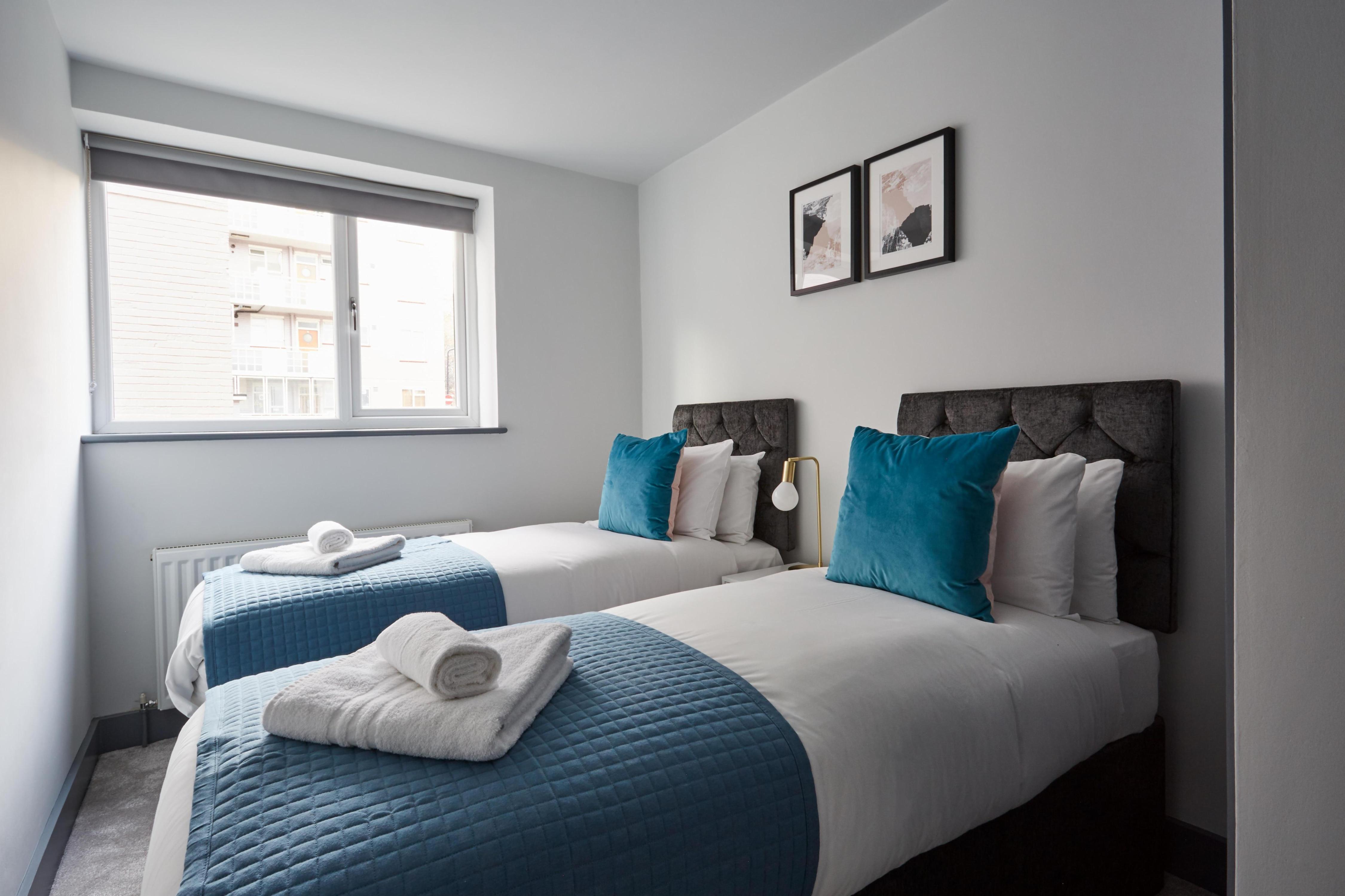 Holborn Viridian Apartment - Tap to explore photos