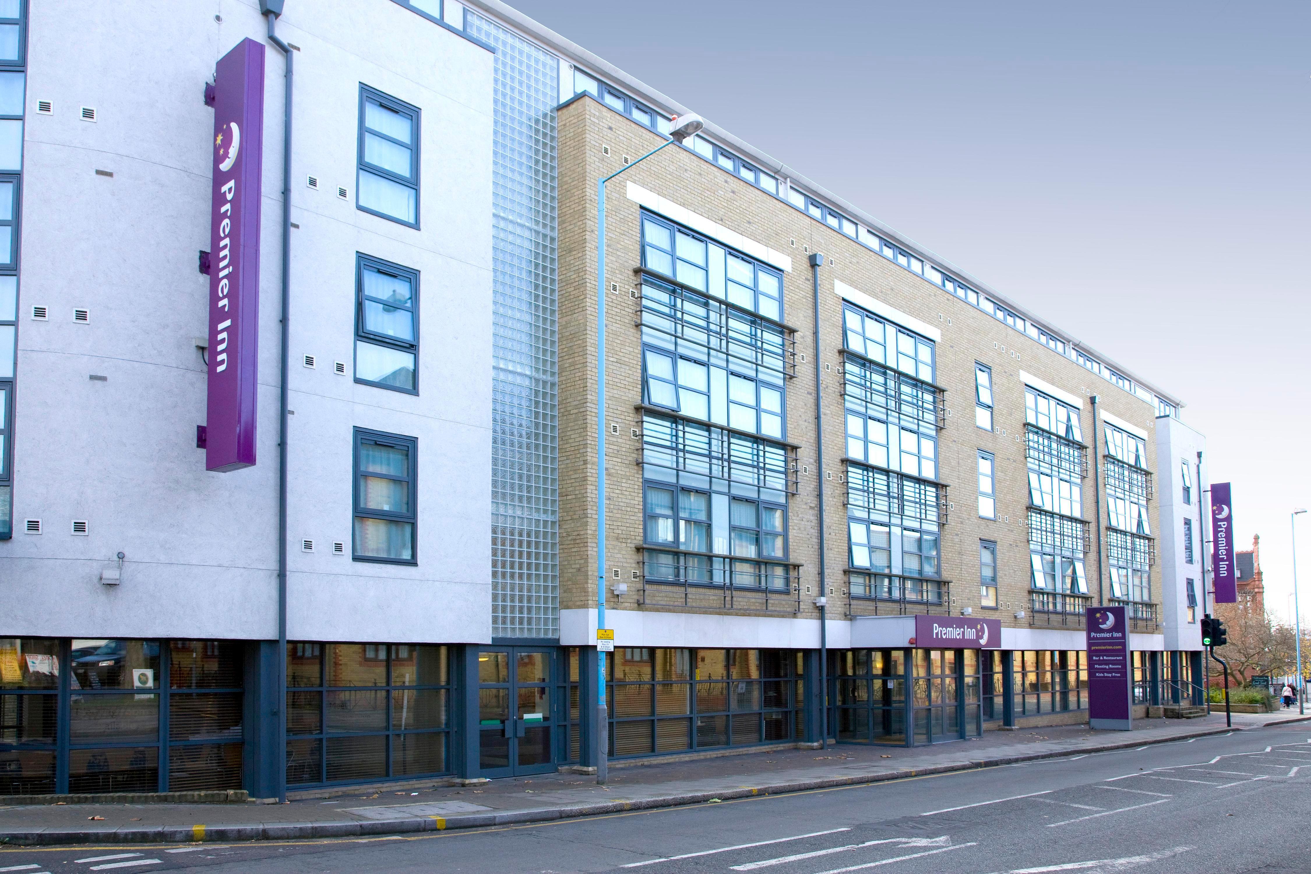 Premier Inn London Kew Bridge - Tap to explore photos