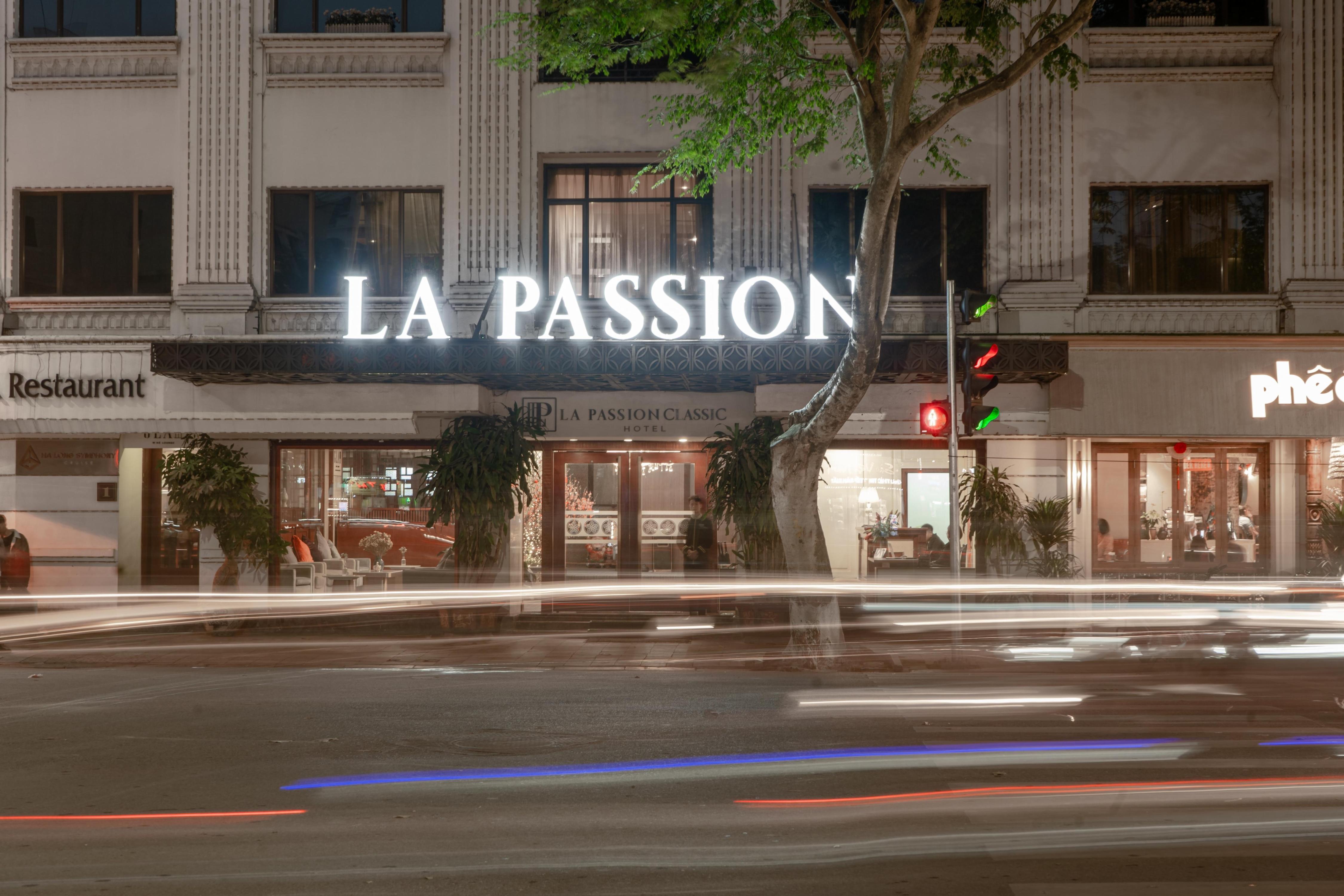 La Passion Classic - Tap to explore photos