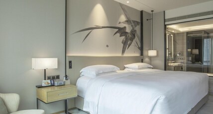 DoubleTree by Hilton Hotel Shenzhen Longhua Room Type - QUEEN GUEST ROOM