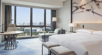 DoubleTree by Hilton Hotel Shenzhen Longhua Room Type - KING GUEST ROOM PARK VIEW