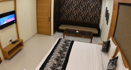 Hotel Grand Rajputana Room Type - Rajputana Superior King Bed (at Railway Station)